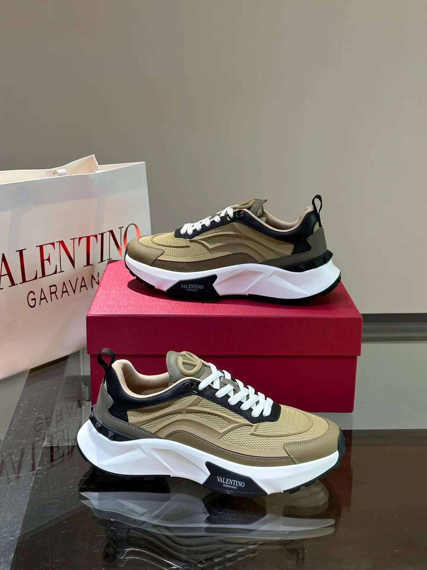 P500¥ Valentino/Valentino GaravaniTotaloopV logo new sports shoes, with leather details, silk screen printing on the tongue, combined with outsole, really easy to wear and very comfortable ~ Comes with 5 cm height increase✔️A must-have pair for fashionable men and beautiful women in summer! Size: 38-46